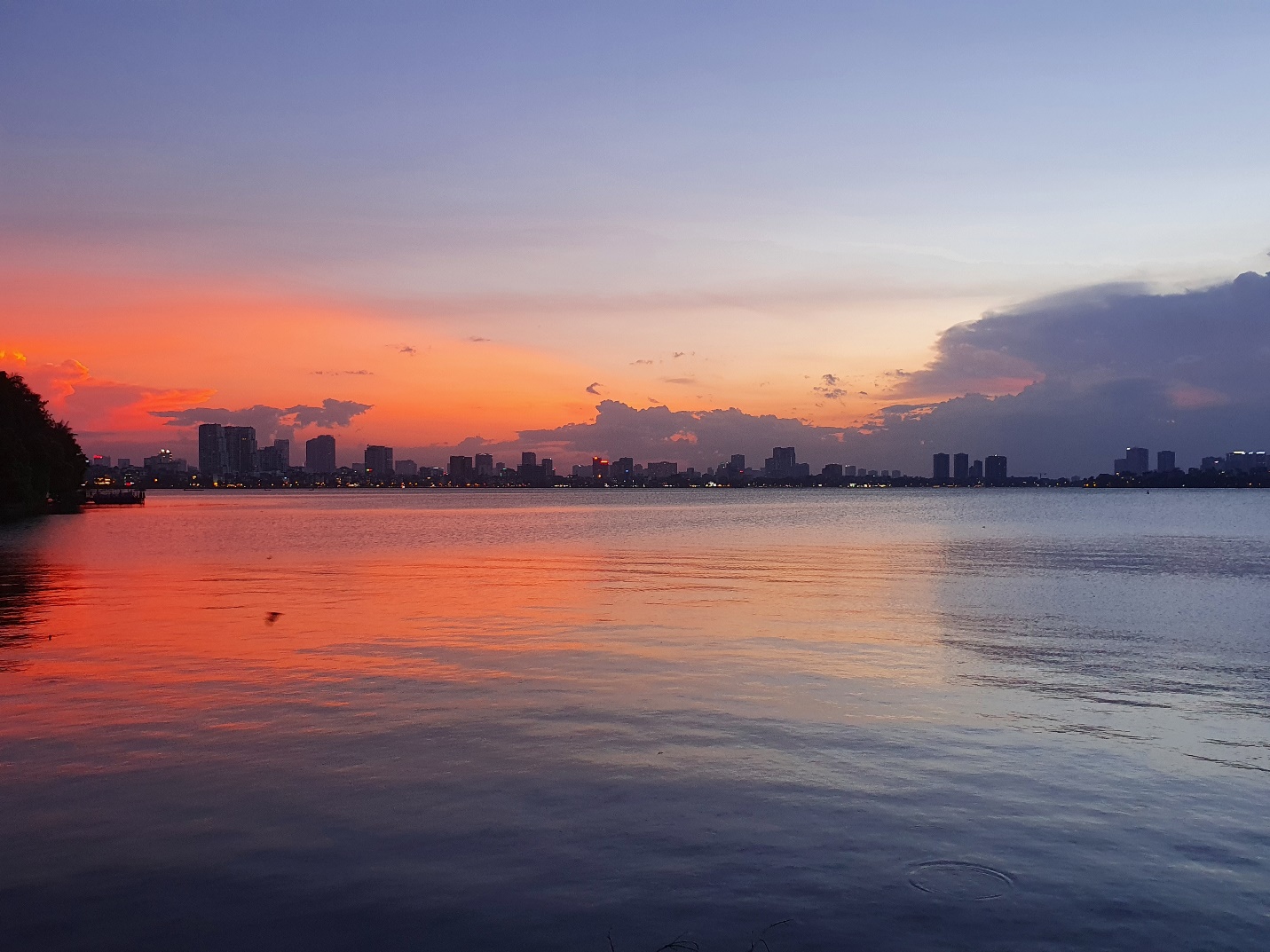 ハノイ　タイ湖　夕日